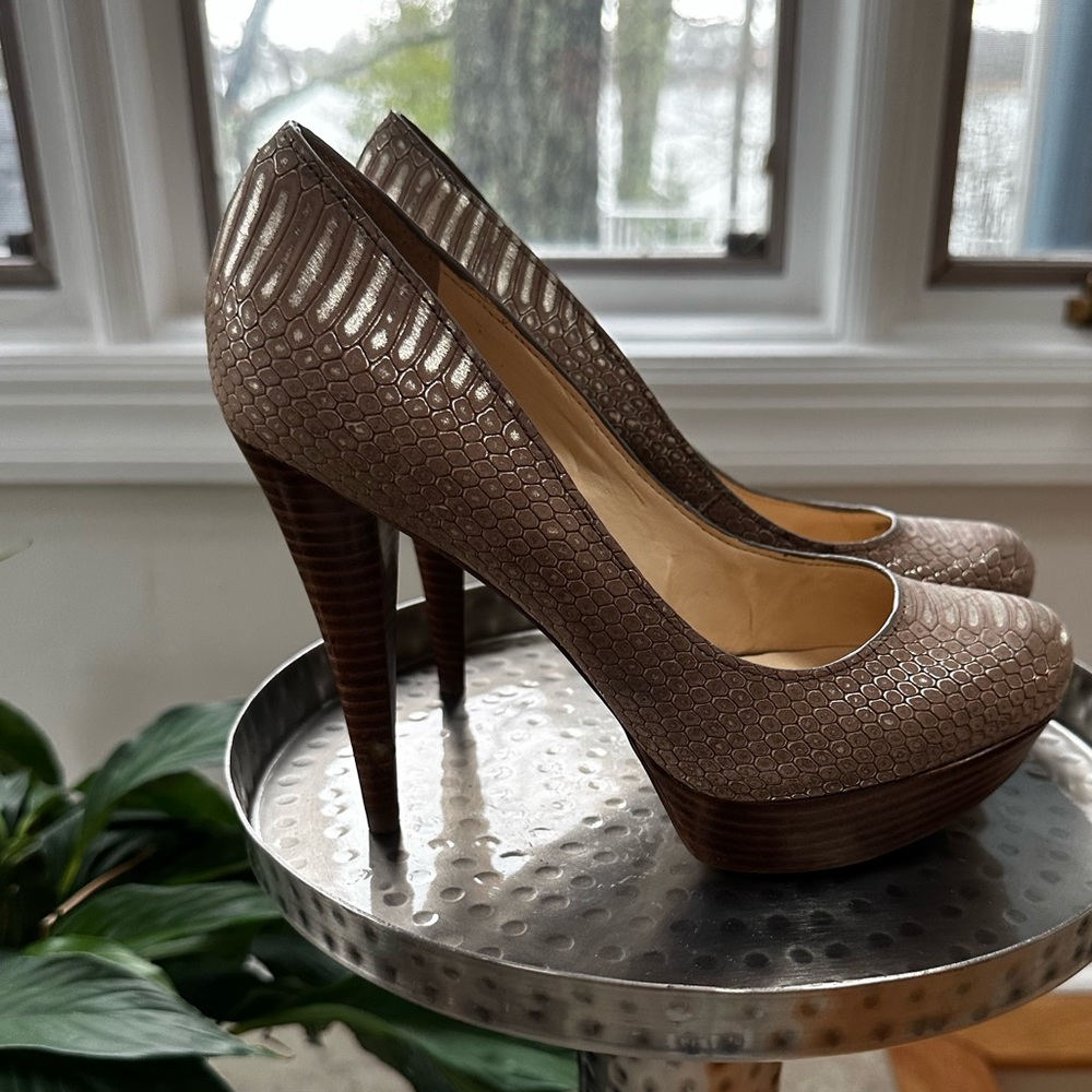 Guess | Shimmer Platform Point Heels - Picture 2 of 7